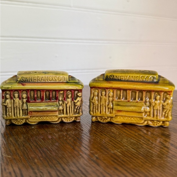 San Francisco Cable Car salt and pepper shaker Set - Gold mustard yellow color - Picture 1 of 7